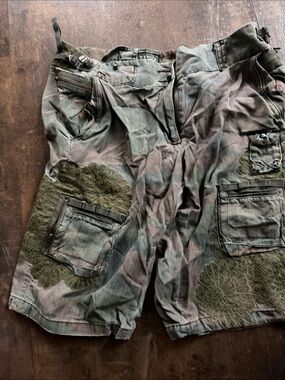 Da-Nang Women's Camouflage Cargo Shorts with Lace Patches - Green